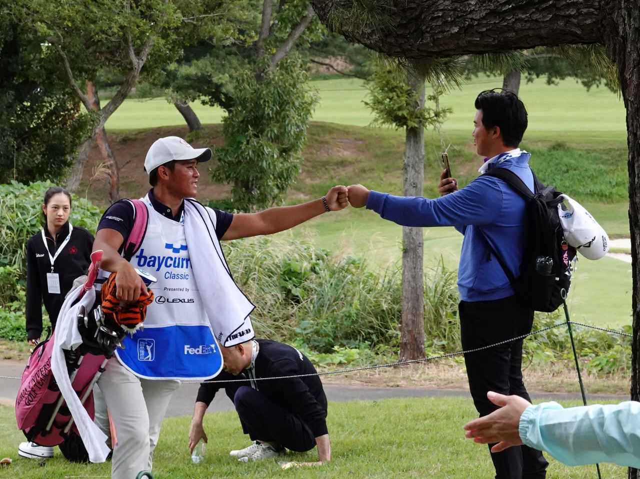 画像: 小林のキャディである隅内雅人の働きをねぎらう竹原