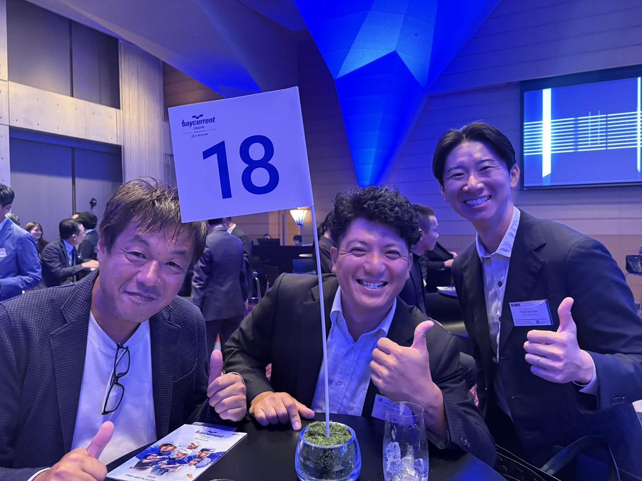 画像: 前夜祭の様子。机の下に翌日回る選手の名前が貼ってあったそう。「もうひとつ横だったら、松山英樹選手に当たっていたかもしれません」(石塚)
