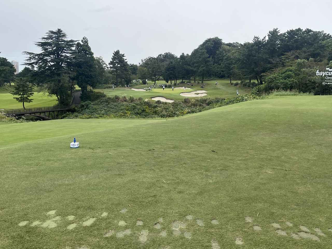 画像: 画像①3番ホール/奥のピンポジションと強風が選手を翻弄した。スコアアベレージは3.141