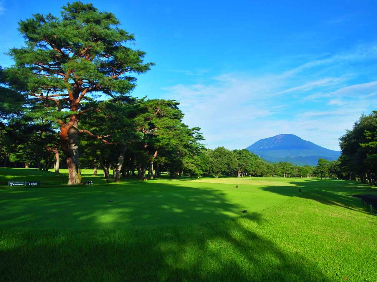 画像: 日光の象徴である男体山を眺望しながらのプレーになる