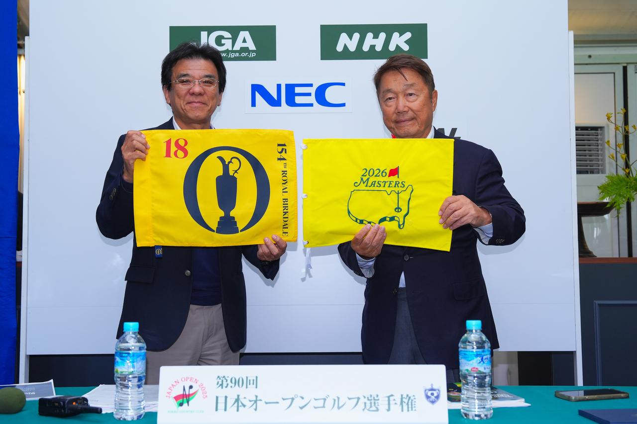 画像: 会見でR&A、およびマスターズ委員会から送られてきたフラッグを披露する山中博史オープン事業本部本部長(左)と戸張捷ゼネラルプロデューサー(右)