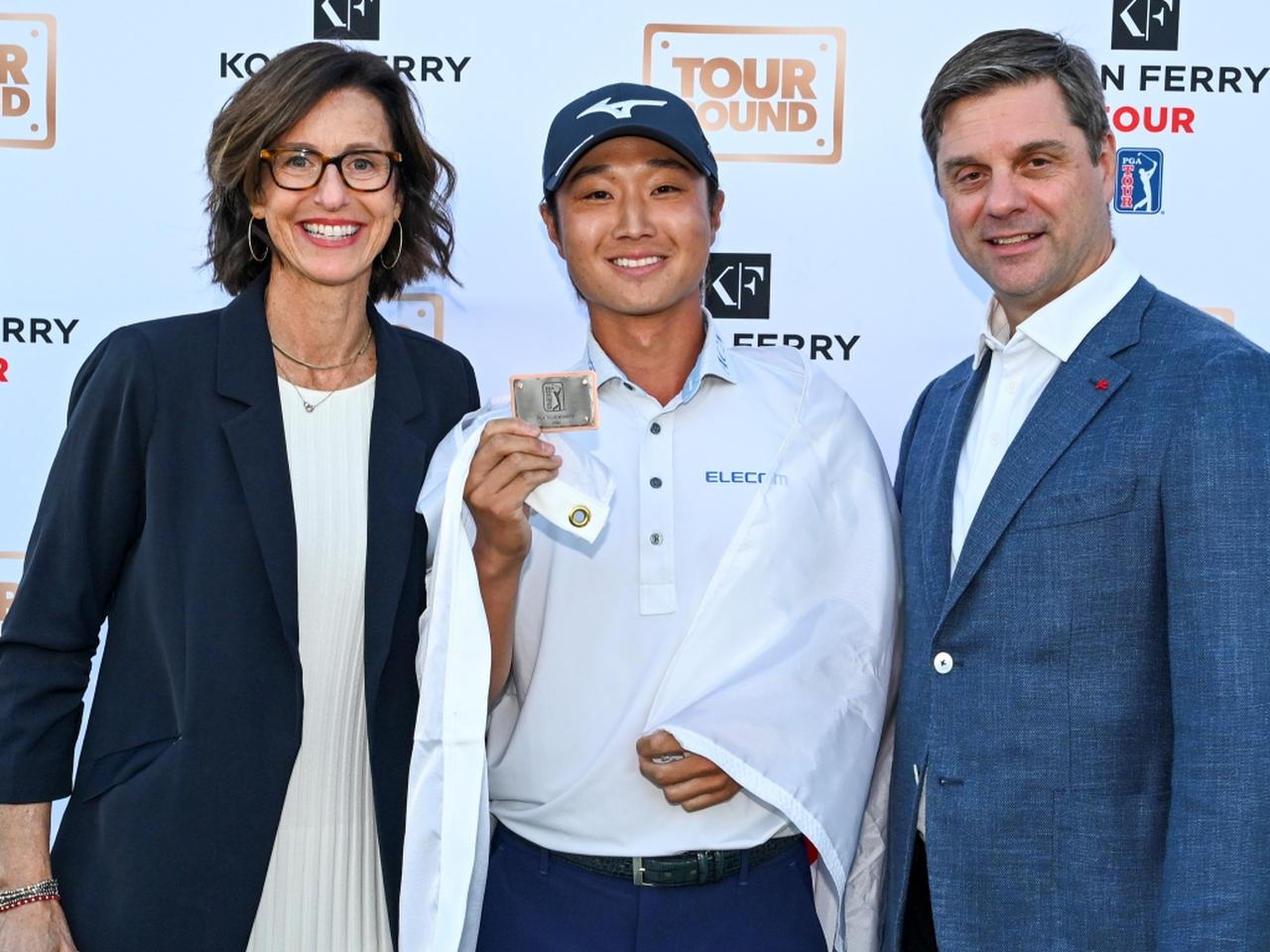 画像: ツアーカードを手にした平田憲聖(写真/Getty Images)