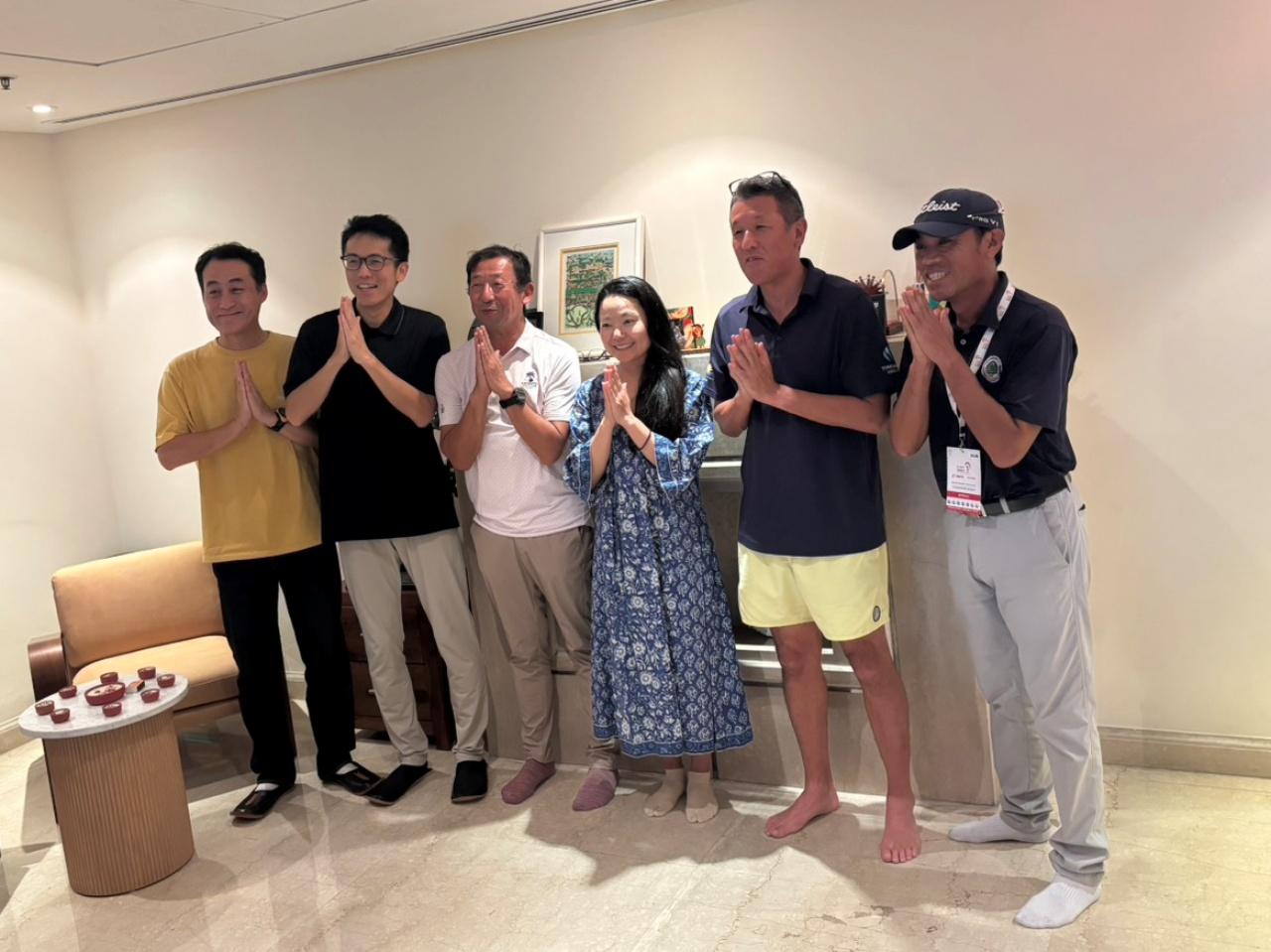 画像: インドでお世話になった方々と。“ナマステ”ポーズ!?皆さんゴルフもかなりの腕前とか……「本当にお世話になりました!」