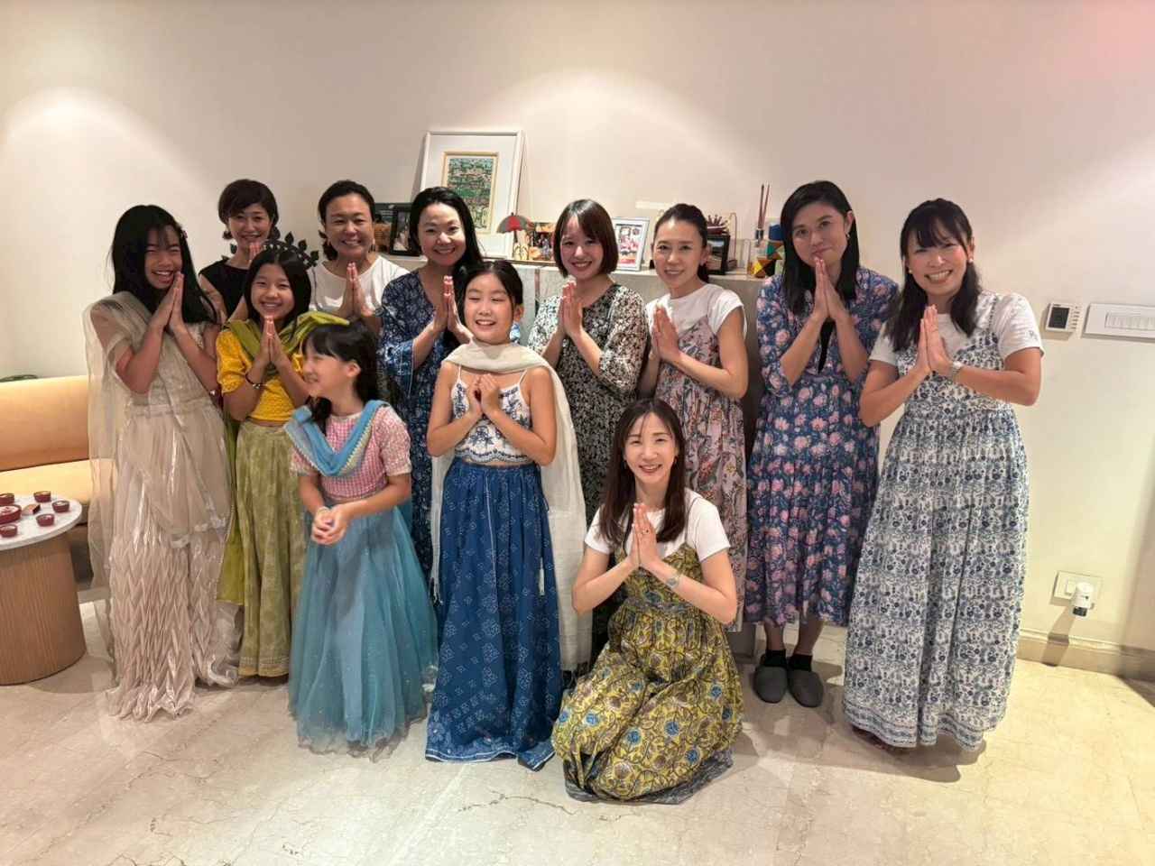 画像: 日本の方の家にお邪魔し、皆でインドの衣装を着てパチリ。「ブロックプリントです。事前に準備していただきました」。長い黒髪の彩子にもぴったり!