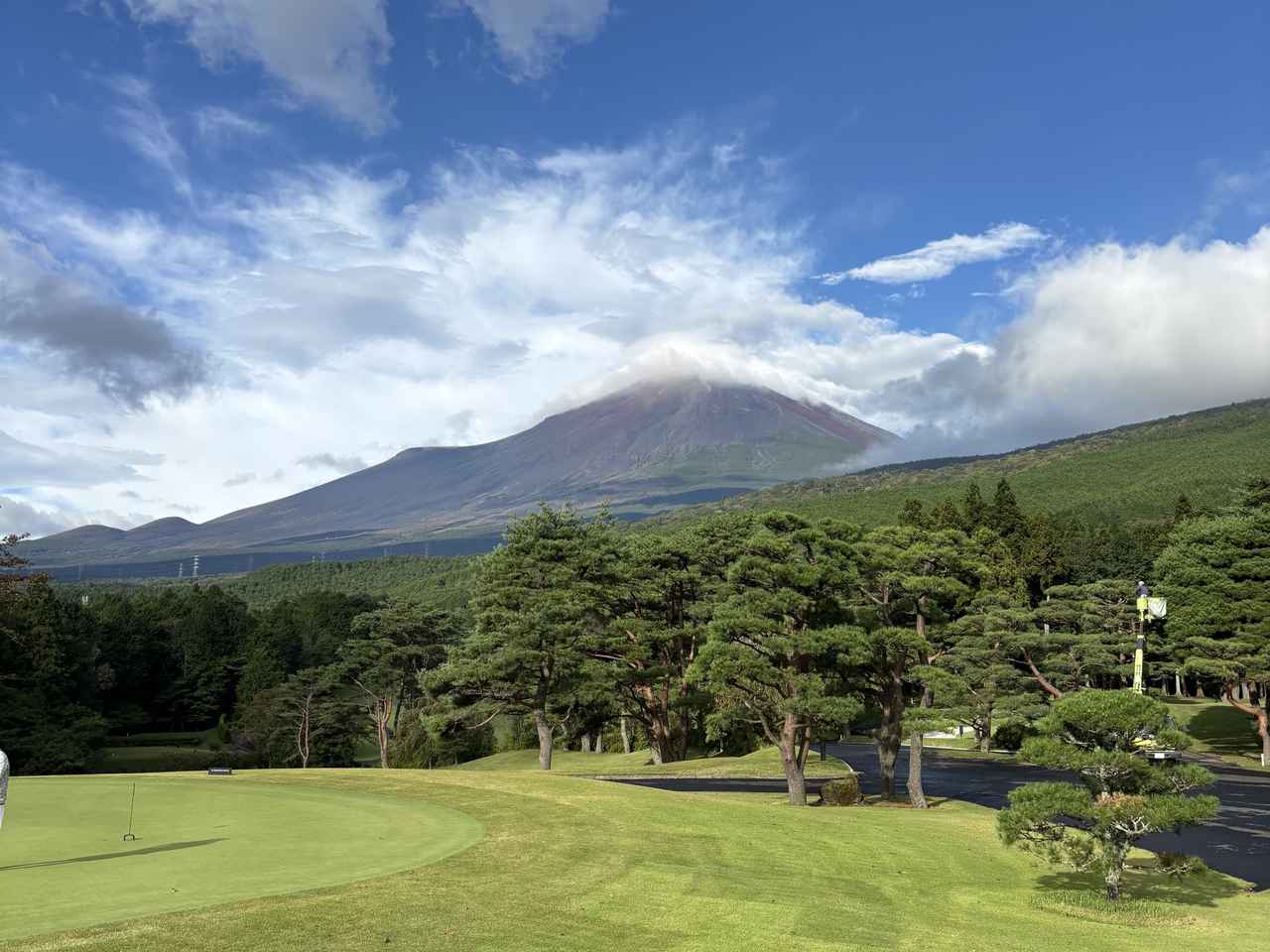 画像: GORA KADAN FUJI GOLFの練習グリーンと富士山! 久しぶりに見れました