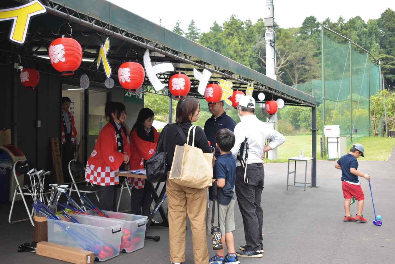 画像: スタッフは「祭」と書かれたはっぴを着て受付