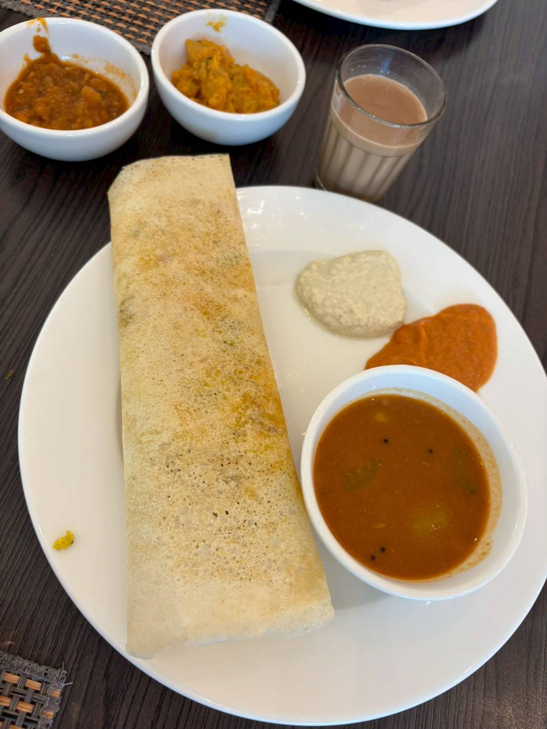 画像: ホテルの朝食に出るカレーとマサラ。「何種類もあって、ココナツミルクが入っているものと普通のカレーペーストのものとスープっぽい感じのものです」