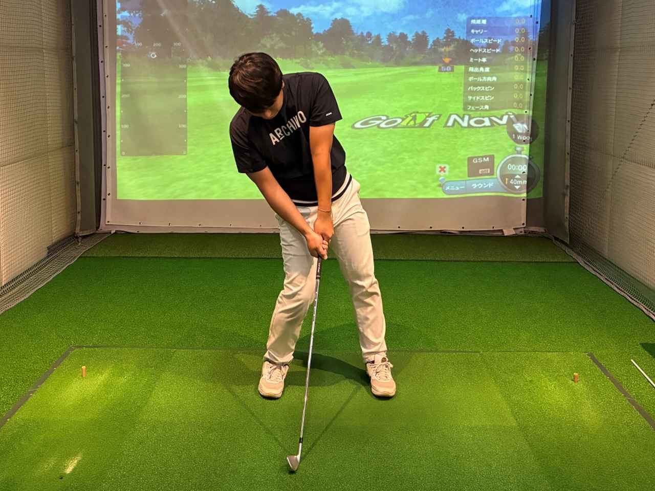 画像: 重心が右に傾いているとそのぶん最下点が右にズレてダフリにつながる