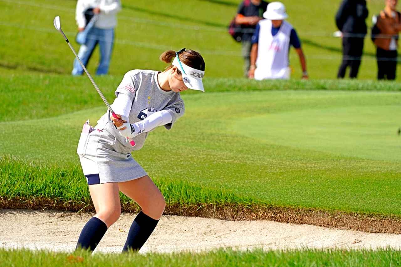 画像 : 2番目の画像 - 【写真】都玲華の"がに股"バンカーショット（9番ホール） - みんなのゴルフダイジェスト