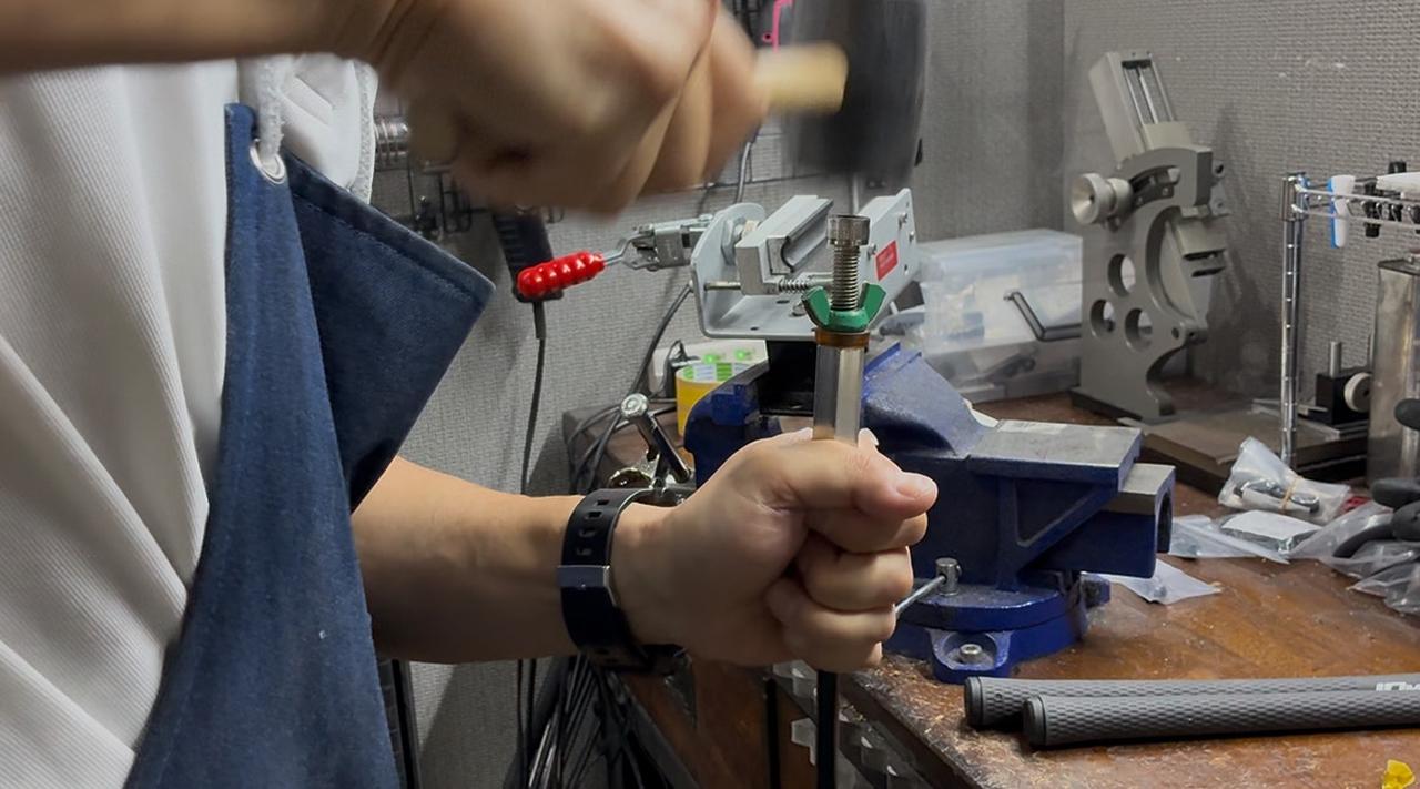 画像: フェースがかぶらないよう「右挿しフラット」でシャフトを装着するため、あからじめソケットの打ち込みも斜めにしておきます。ソケットとホーゼルに隙間ができないため仕上がりがきれいになります