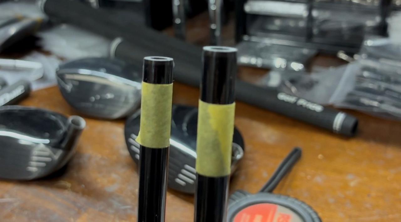 画像: ウッド用シャフトを使用する場合、シャフトの先端をカットして剛性を高めることがあります。今回は5番ウッドを4分1インチ、7番ウッドを半インチ、チップカットして装着