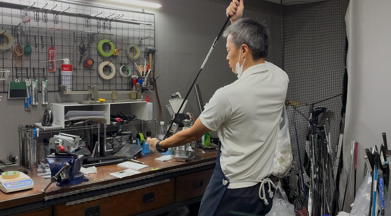 画像: シャフトの印字に合わせてホーゼルに差し込んでいきます。ホーゼルの右下から挿すことでフェースのかぶりが抑えられ、ライ角がフラットになるよう調整します