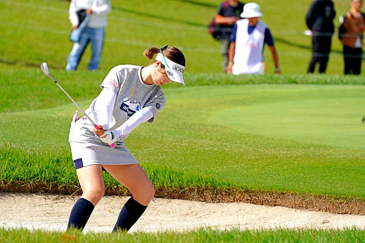 画像 : 1番目の画像 - 【写真】都玲華の"がに股"バンカーショット（9番ホール） - みんなのゴルフダイジェスト