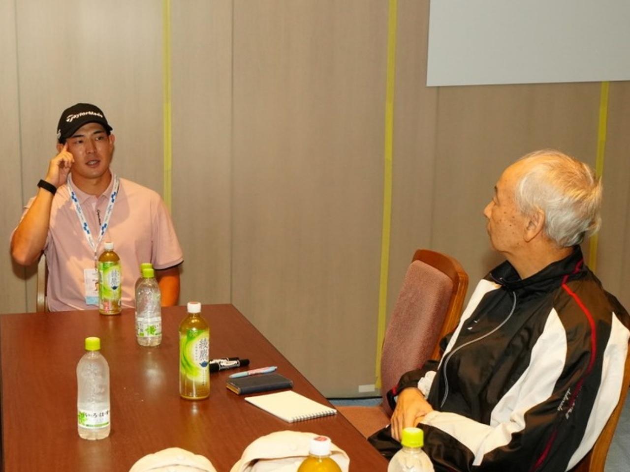 画像: 大学院に通ったり、吹き矢の大会に出たり、多才な櫻田さんは、とにかく研究熱心。ゴルフも工夫でメキメキと上手くなっている。中島プロにも、次々と質問を投げかけていた