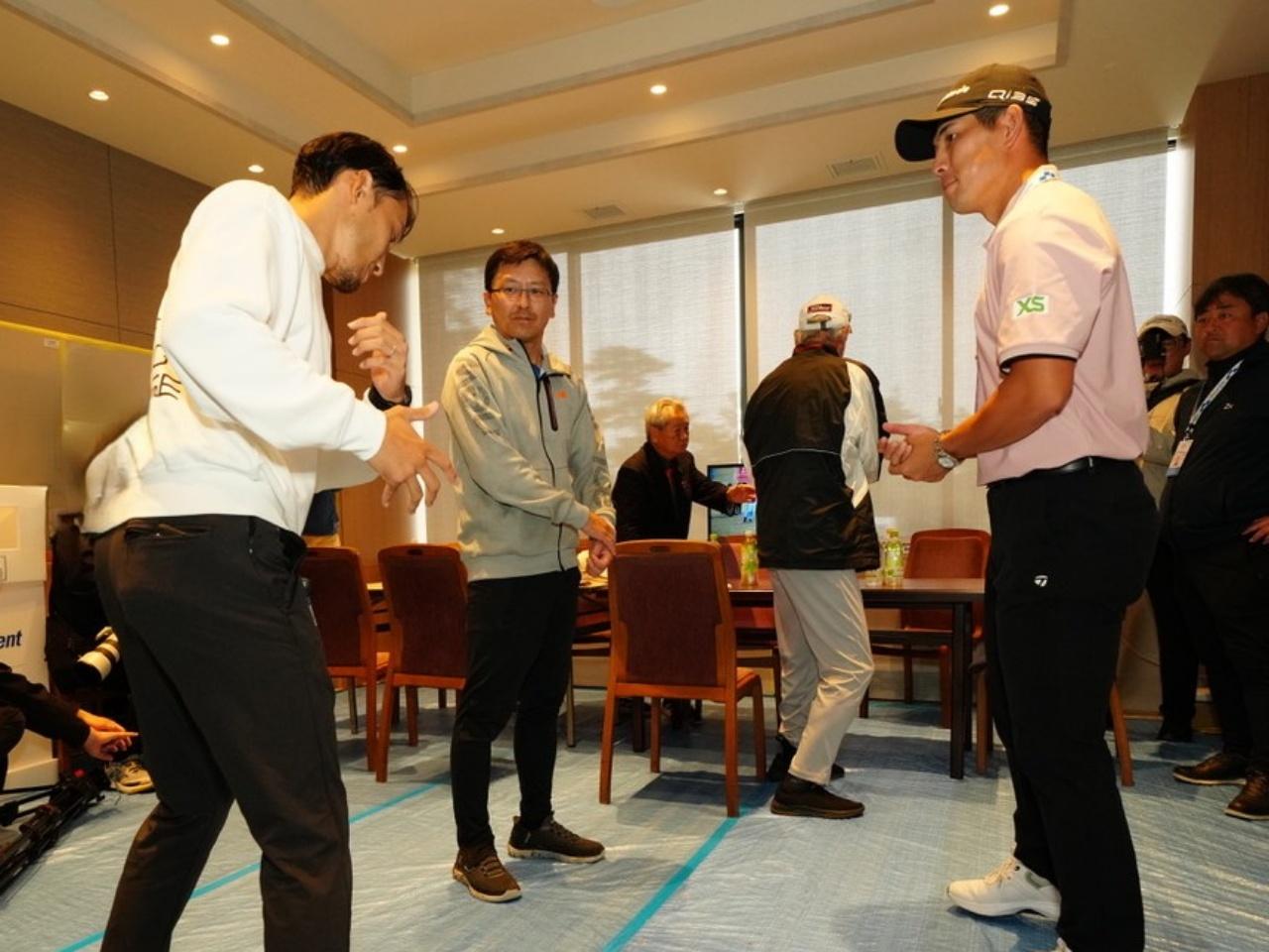 画像: 熱心に教わる吉村さん、中野さんは試合も観戦。「コリン・モリカワ選手のスウィングが憧れ。テークバックでゆっくり上がっていく感じが好き。再現性がすごくてずっと同じテンポで同調性もすごかった」(吉村)「すごいヘッドスピードで球が追えませんでした」(中野)