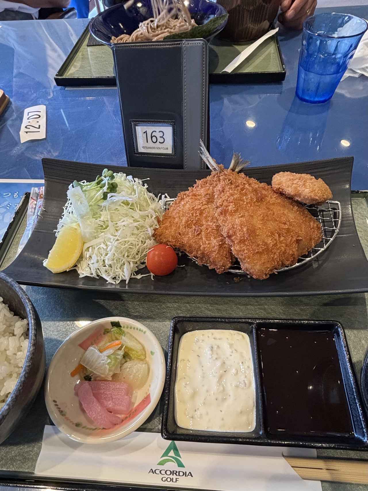 画像: 四街道ゴルフ倶楽部のランチ。鰺フライ＆ヒレカツ膳！ 追加427円。ボリュームあって大満足です