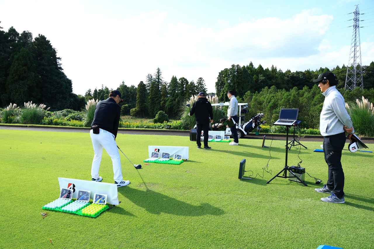 画像: 打ち比べに興味深々の参加者たち