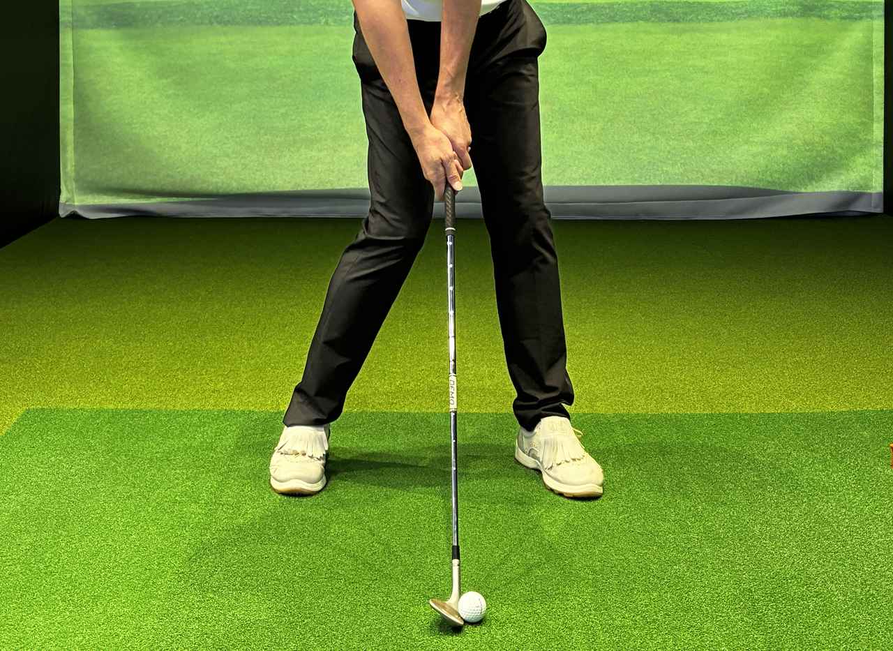 画像: リーディングエッジが出ているので、シャフトが地面と直角になるイメージだとうまく球を拾える