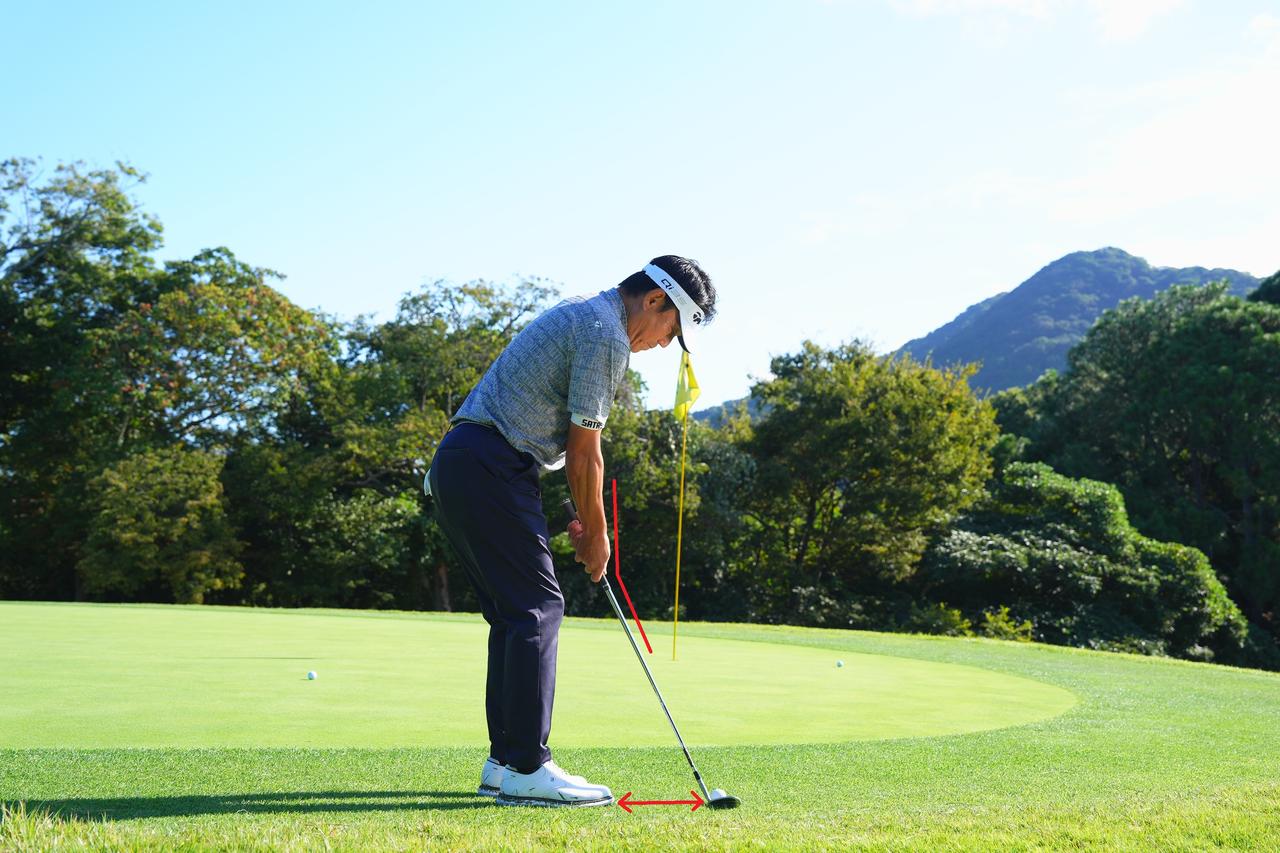 画像: ソフトな球になるピッチ&ラン。通常に比べて腕とシャフトの角度がより鈍角になり、その分ボールに近く立つ