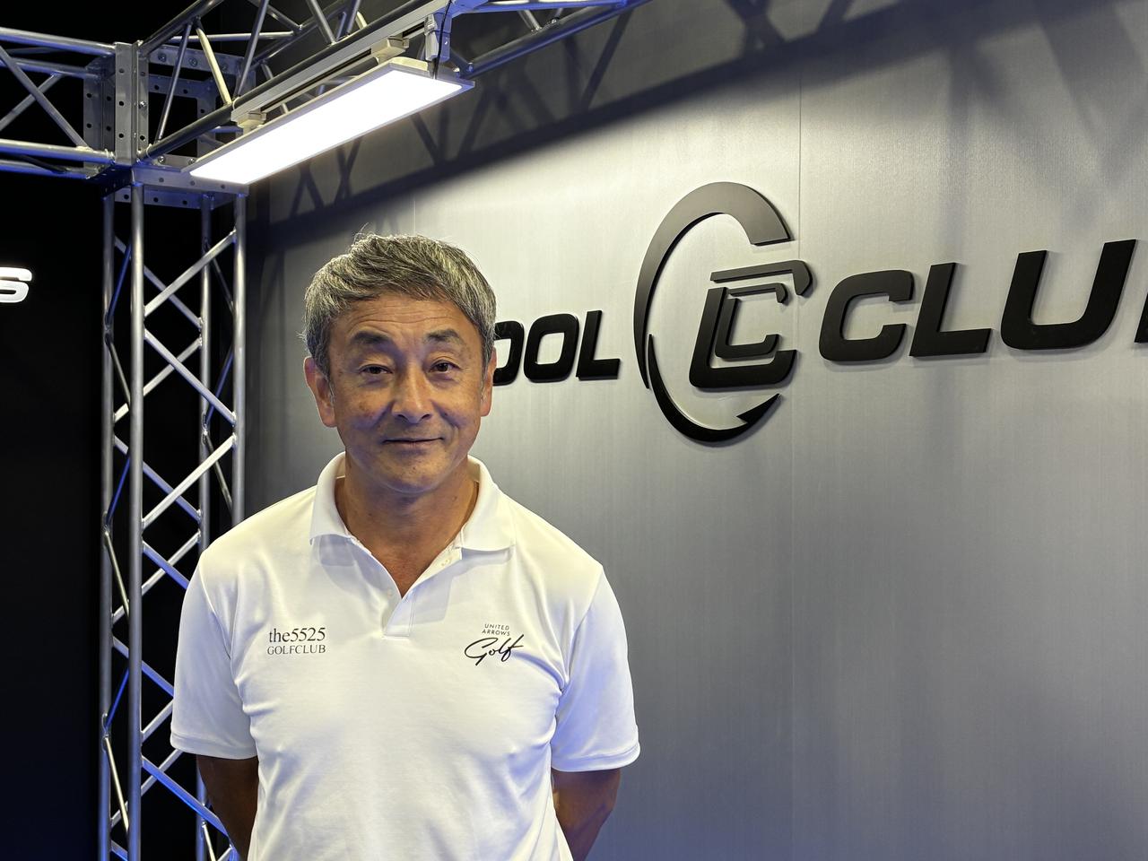 画像: 平野義裕さん。東京の練習場、スイング碑文谷内のフィッティングスタジオ「COOL CLUBS(クールクラブス)」のカリスマフィッター。ウェッジフィッティングでは、よく使うロフト、ミスの傾向などのヒアリング、またトラックマンを使った実際のスウィングデータから、ジャストフィットするウェッジを提案する