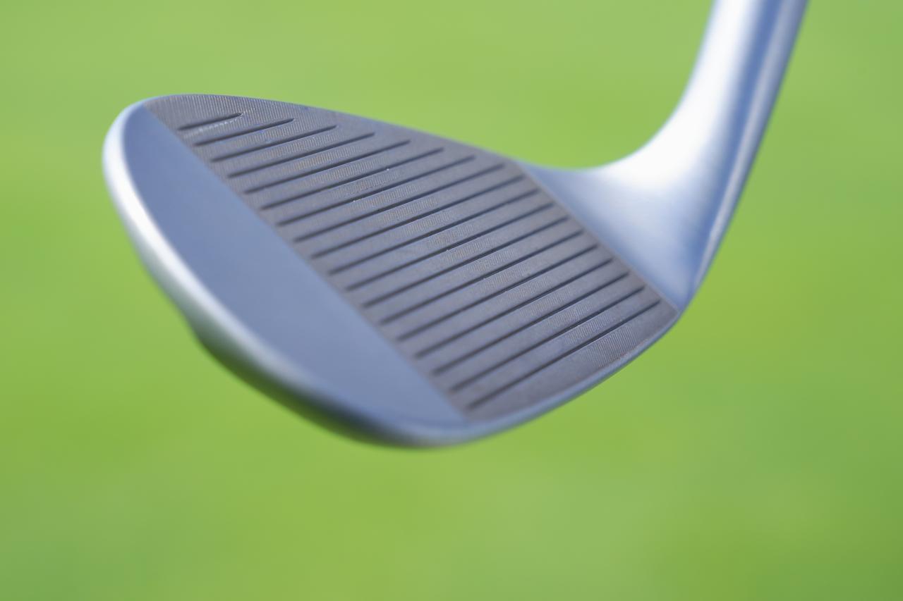 画像: フェース面はノーメッキで、いかにもスピンが効きそうな風合い