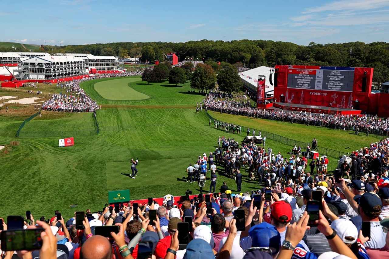 画像1: ゴルフの試合でNYのファンが大暴走! 1番ティーの司会者も不適切行為で"退場"! 主催CEOが謝罪した顛末 - みんなのゴルフダイジェスト