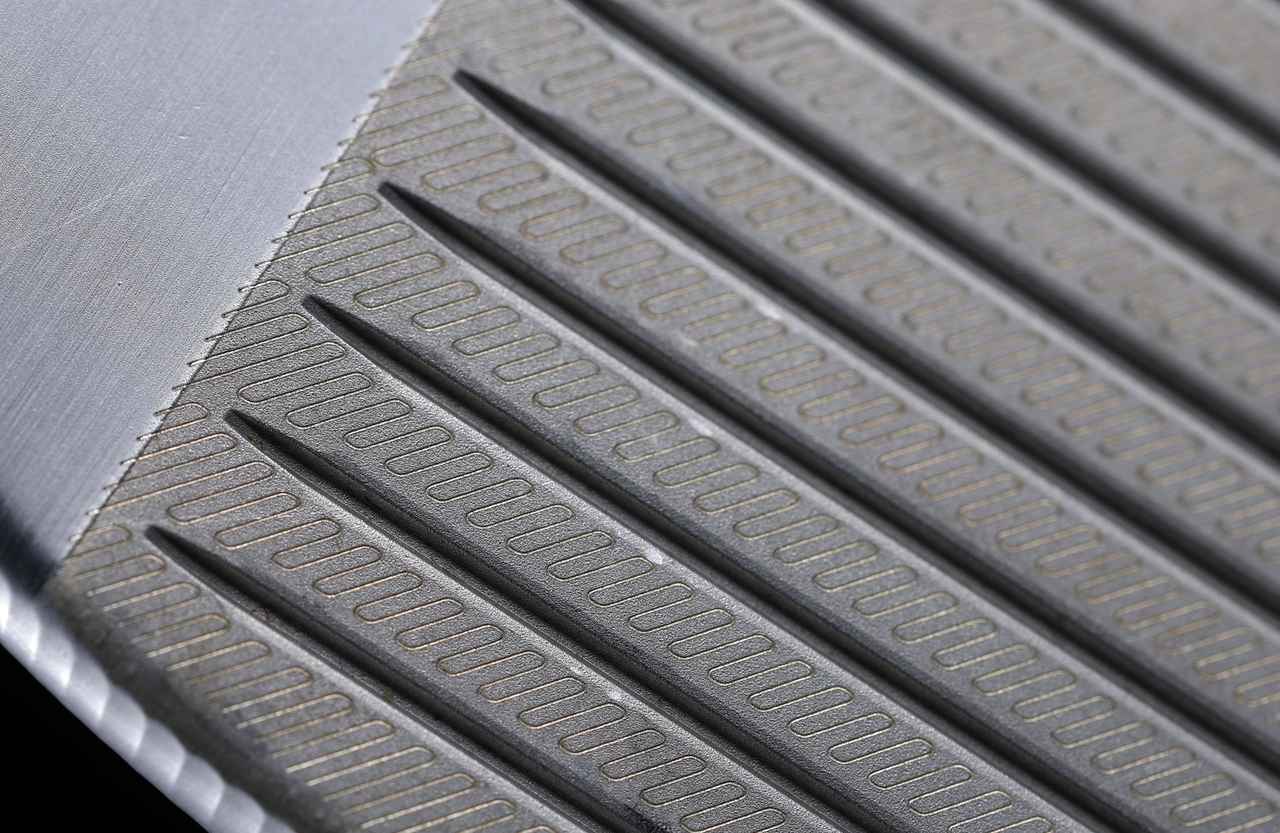 画像: 新開発されたグルーブ(溝)によってMG史上最高のスピン性能を発揮。グルーブの間にある一筆書きのようなレーザー加工には水はけ効果があり、雨天時等でもスピンを安定させる