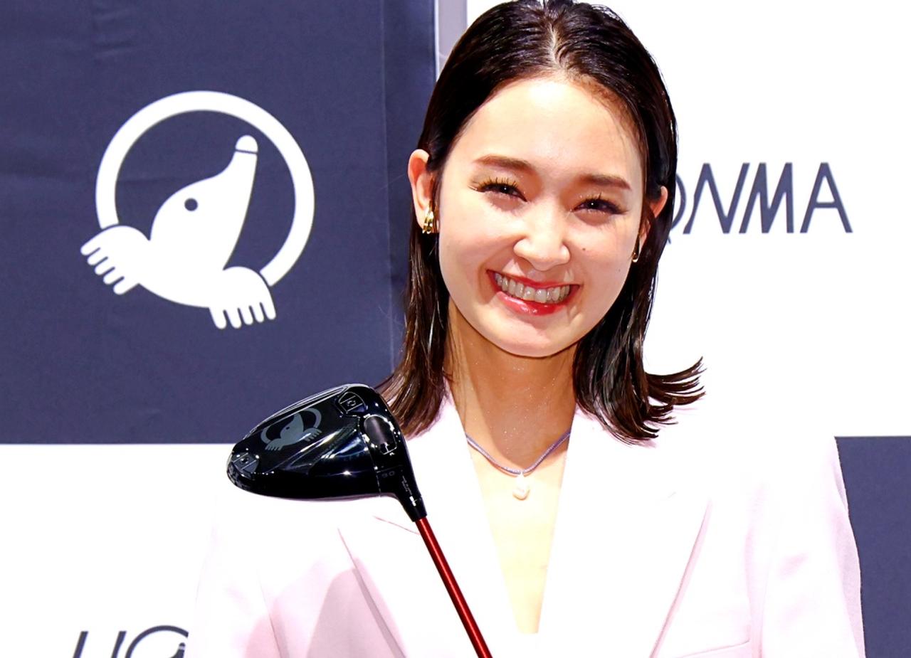 画像: TW777を手にして笑顔の剛力彩芽さん