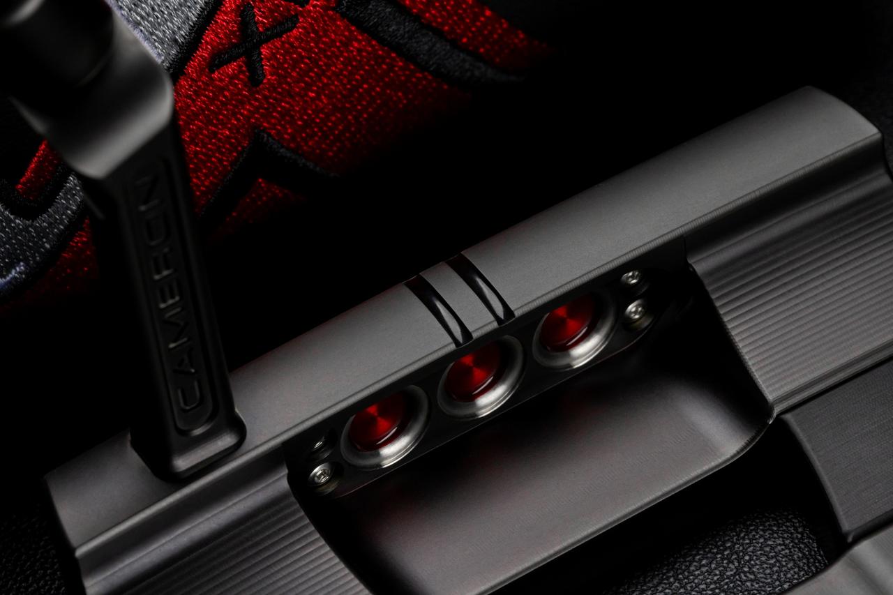 画像: チェリーレッドの「3 Point Crown」が映える仕上げだ