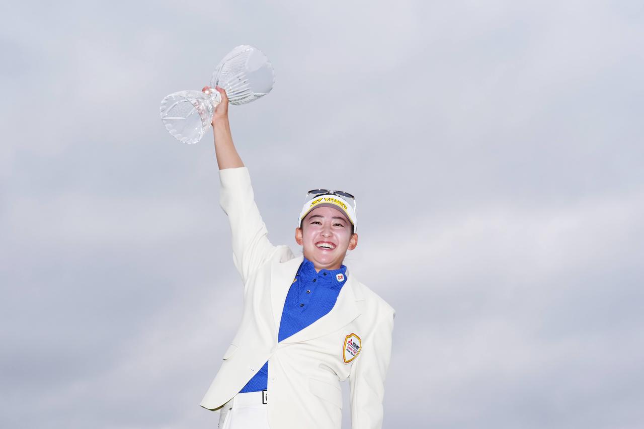 画像: 優勝トロフィーと岩井千怜(撮影/姉崎正)