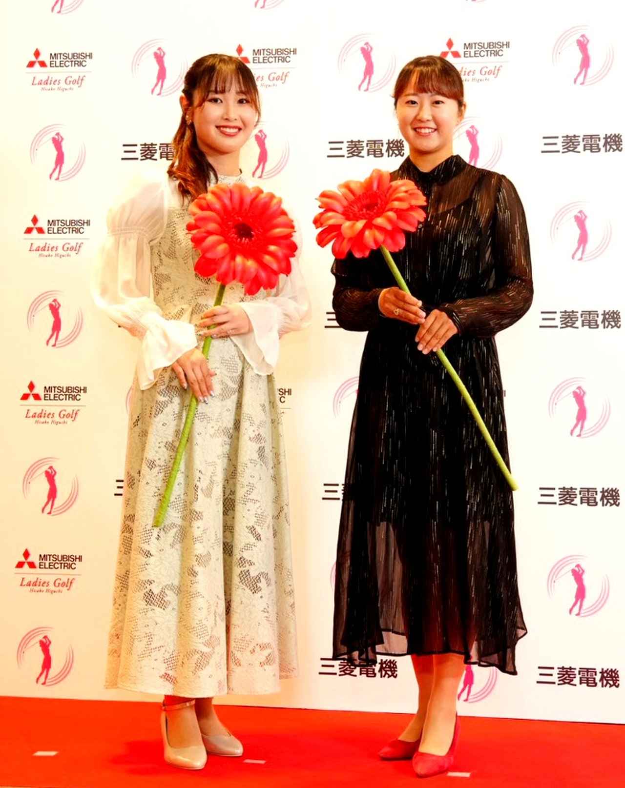 画像 : 1番目の画像 - 【全身写真】透け感ドレスが華やかな2人のドレスアップ姿（撮影/岡沢裕行） - みんなのゴルフダイジェスト