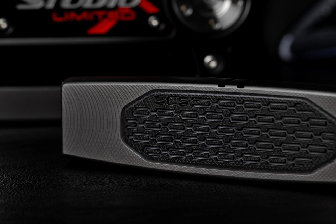 画像: SCS(スタジオカーボンスチール)フェースインサート。カーボンスチールというのは「軟鉄」のこと