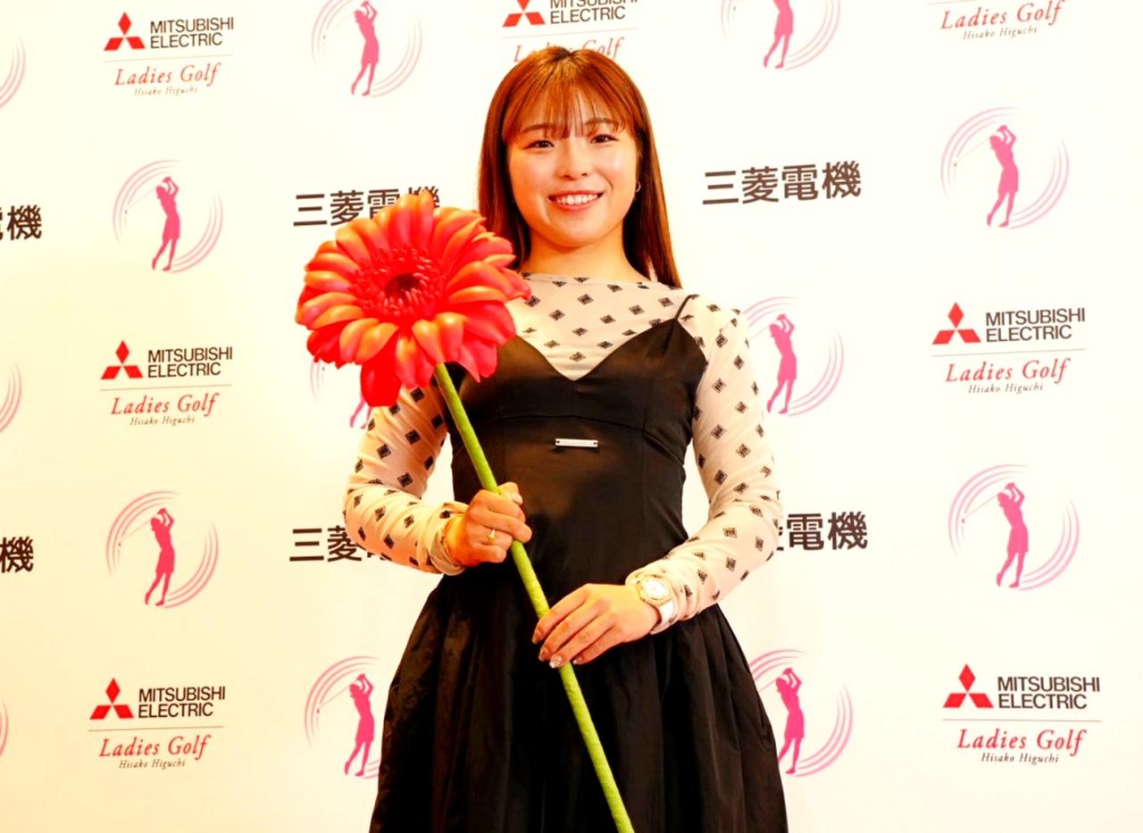 画像: 「前髪伸びちゃった」”女王”佐久間朱莉はガーリーに! 河本結は「ボディライン」ドレス……女子プロ30人のドレスアップ姿撮り下ろし【樋口久子 三菱電機レディス前夜祭】 - みんなのゴルフダイジェスト