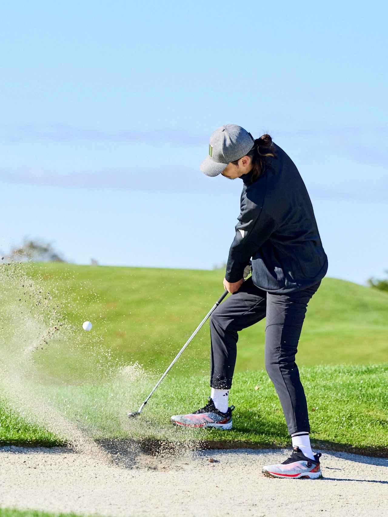 画像: Abeさんの午前ウェア/ファブリックミックス フルジップジャケット(14300円)、長袖モックシャツ (12100円)、ジョガーパンツ(15400円)、ウールキャップ(4950円)、アディゼロ ZG 25 ボア(オープン価格)