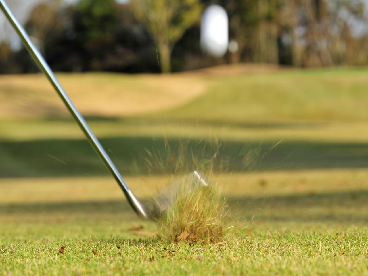 画像: アイアンのダフリに繋がる「最下点のズレ」。では最下点がズレてしまう「3つの主な原因」とは?【100切り】 - みんなのゴルフダイジェスト