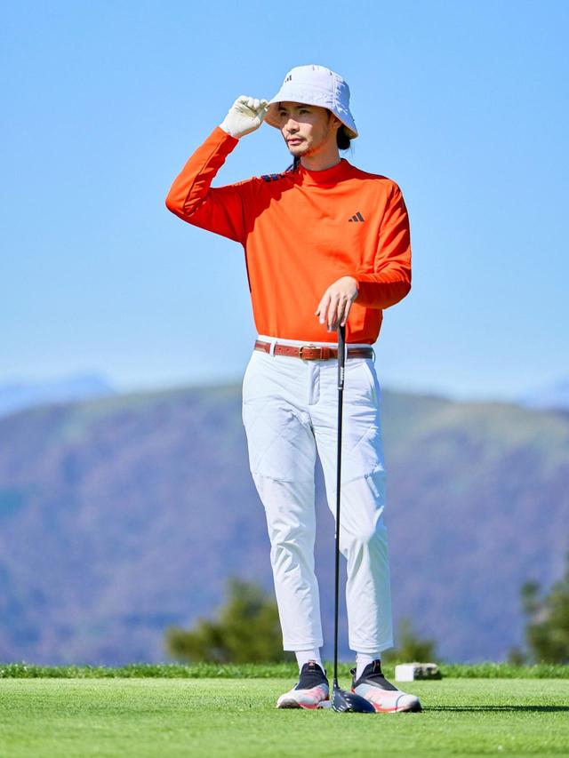 画像: Abeさんの午後ウェア/長袖モックシャツ(12100円)、ジョガーパンツ(15400円)、バケットハット(6050円)