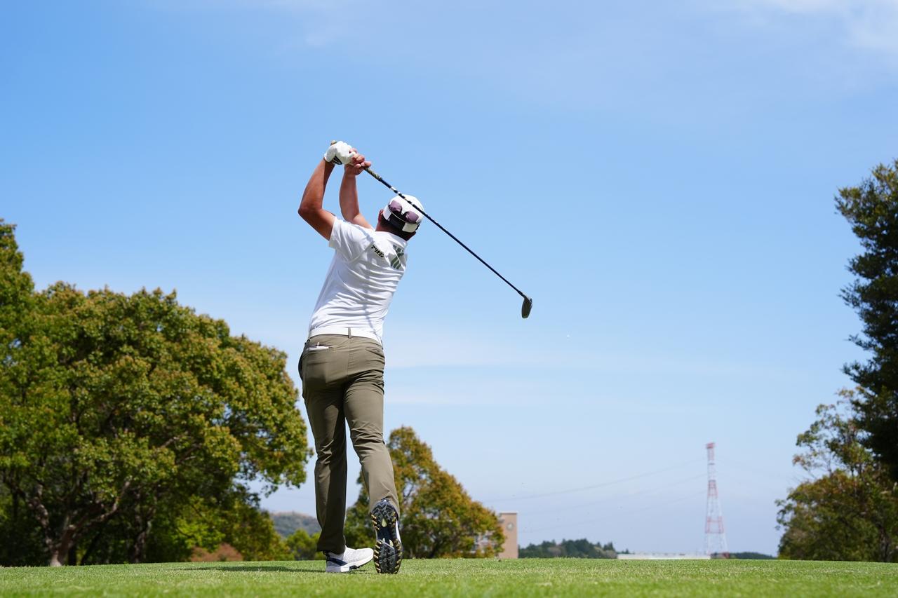 画像 : 10番目の画像 - 吉田泰基のフェアウェイウッド後方連続写真（撮影/岡沢裕行） - みんなのゴルフダイジェスト