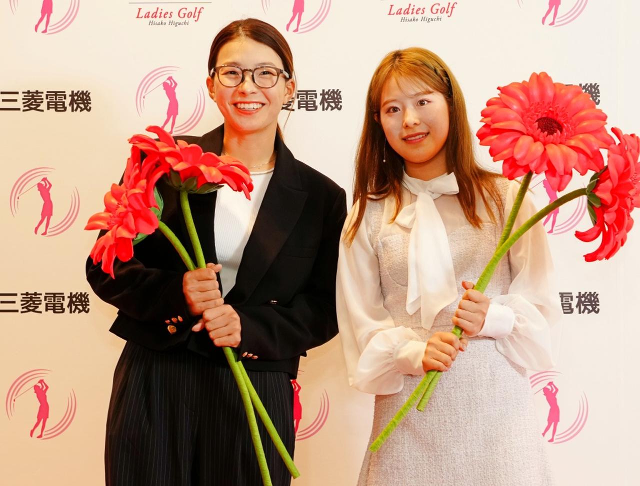 画像: プロアマ大会の前夜祭で吉田鈴とともに写真撮影に応じた渋野日向子。相性のいい大会で“シブコ復活”を印象付けることができるか(撮影/岡沢裕行)