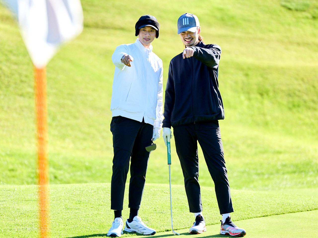 画像: 「冷たさ、寒さが体の中に入ってきません。心地よくプレーに集中できました」とAbeさん(写真右)