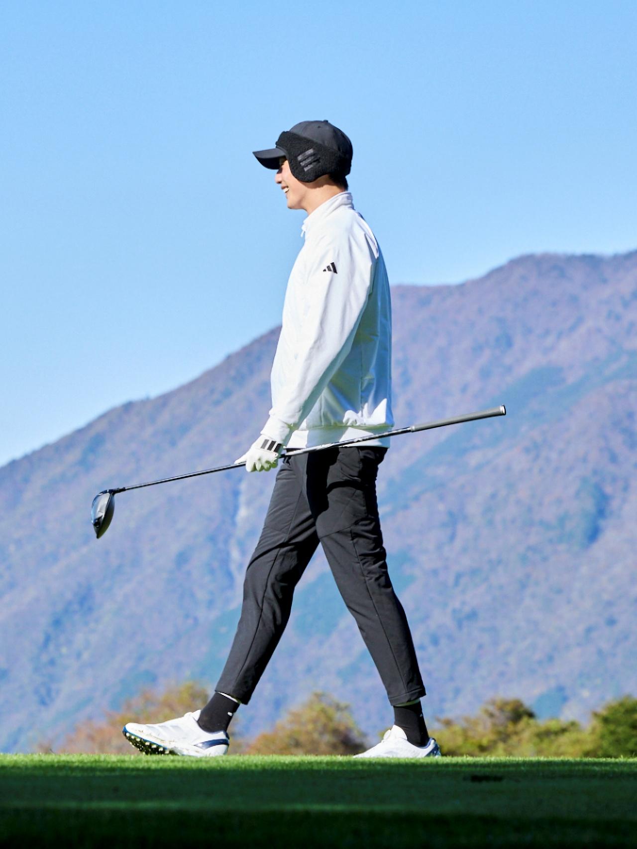 画像: Socheさんの午前ウェア/保温 キルトコンビネーション フルジップジャケット(19800円)、長袖モックシャツ (12100円)、ジョガーパンツ(15400円)、耳当て付きキャップ(6600円)、アディゼロZGロウ ボア スパイクレス(オープン価格)、パームラップグローブ(2530円)