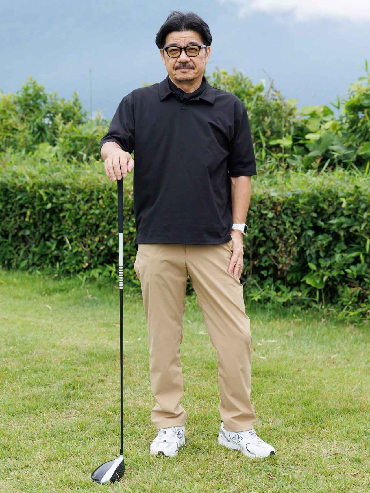 画像: ブラックとベージュという王道ながら上品なトーンバランスに巧みなサイズ感。首元のスカーフでさらにエレガントさとアイデンティティのあるスタイルを構築しています