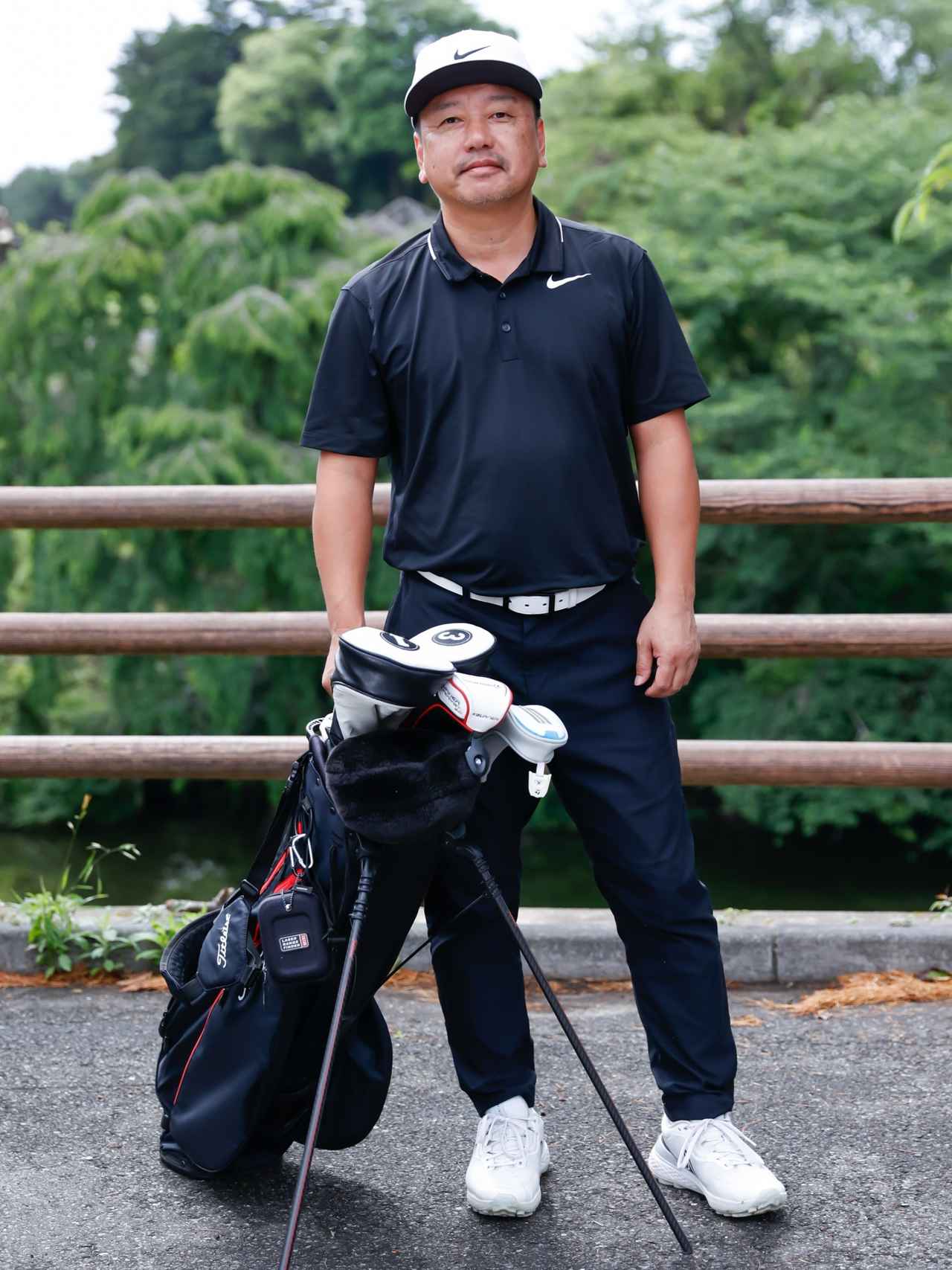 画像: トップスとパンツをブラック、キャップ、ベルト、シューズをホワイトにしたメリハリのあるアスリートスタイル。アクティブ&スポーティな潔い組み合わせもクールです