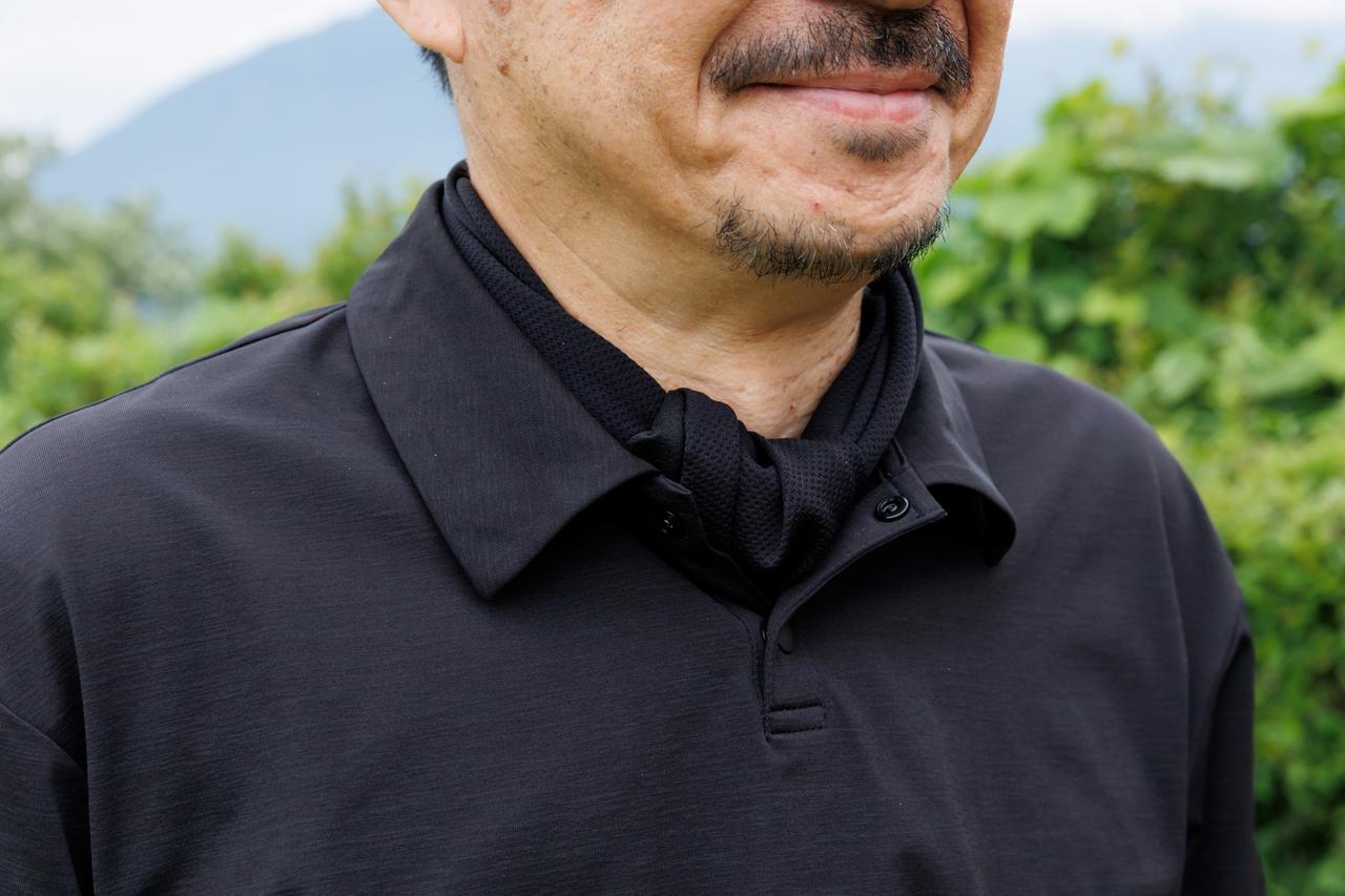 画像: 首元のスカーフは日焼け対策にもなるので実用性も◎