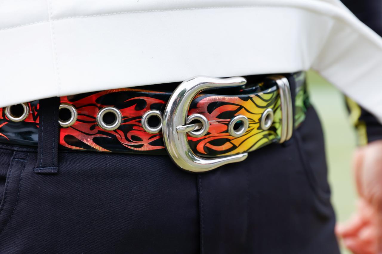 画像: スウィング時にチラ見えするファイヤーパターンのベルト