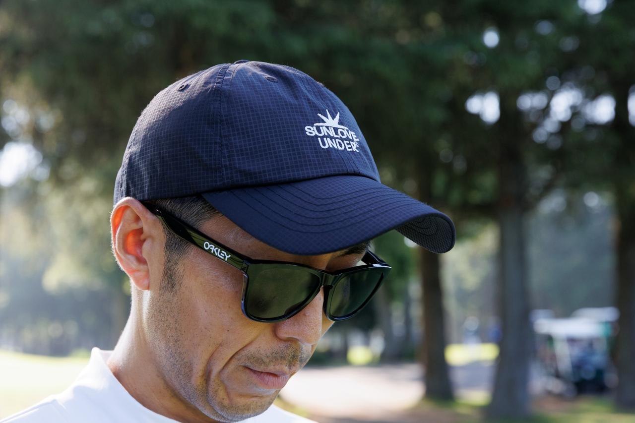 画像: 〈SUNLOVE〉と〈UNDER®︎〉のWネームキャップ