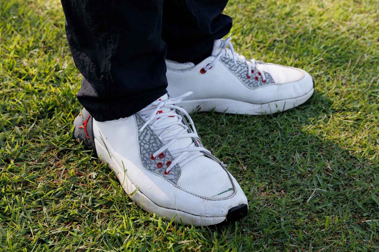 画像: 個性を放っている〈エアジョーダン〉のゴルフシューズ