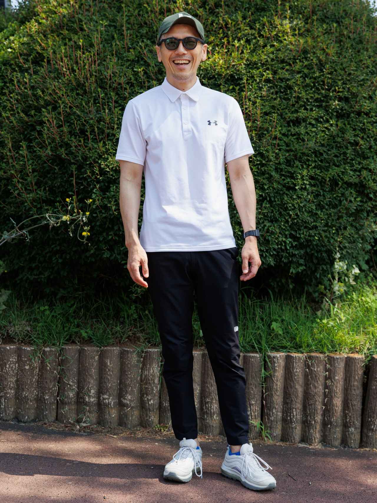 画像: シャープでアクティブなアイテム選びの中、グリーンのキャップが効果的なワンポイント。ポロシャツのボタンを上までしっかり留めることでキチンと感も醸し出しています