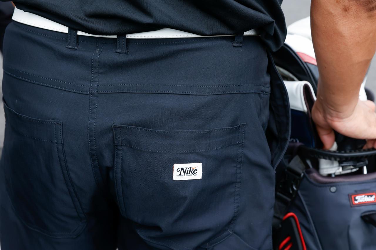 画像: パンツの右後ろのポケット部分にはワンポイントロゴが際立つ