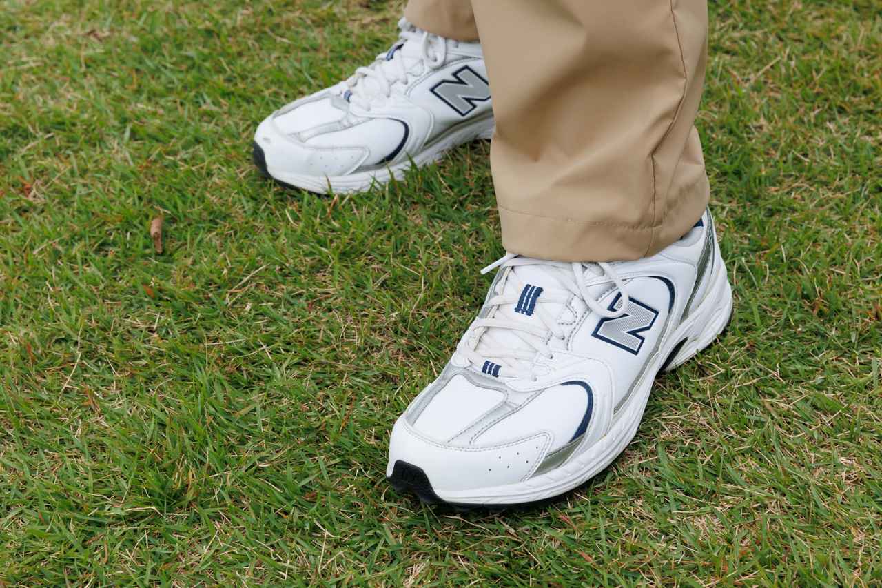 画像: スポーティな白スニーカーでキメすぎないのがポイント