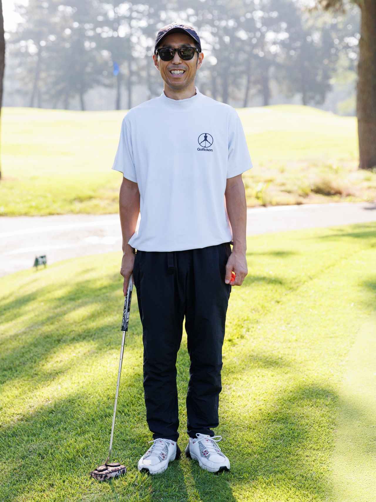 画像: モノトーンでまとめたミニマル・シックでこなれ感のあるリラックススタイル。ゆったりめのシルエットに存在感のある個性派シューズが絶妙なバランスを生んでいます